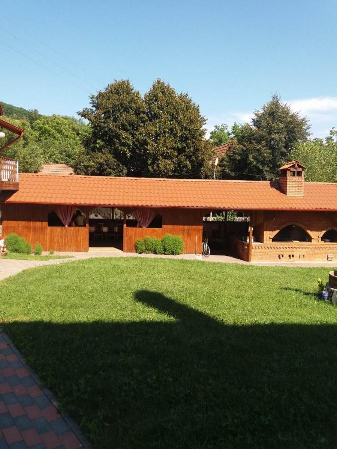 Casuta Cu Flori Hotel Vilcele  Buitenkant foto